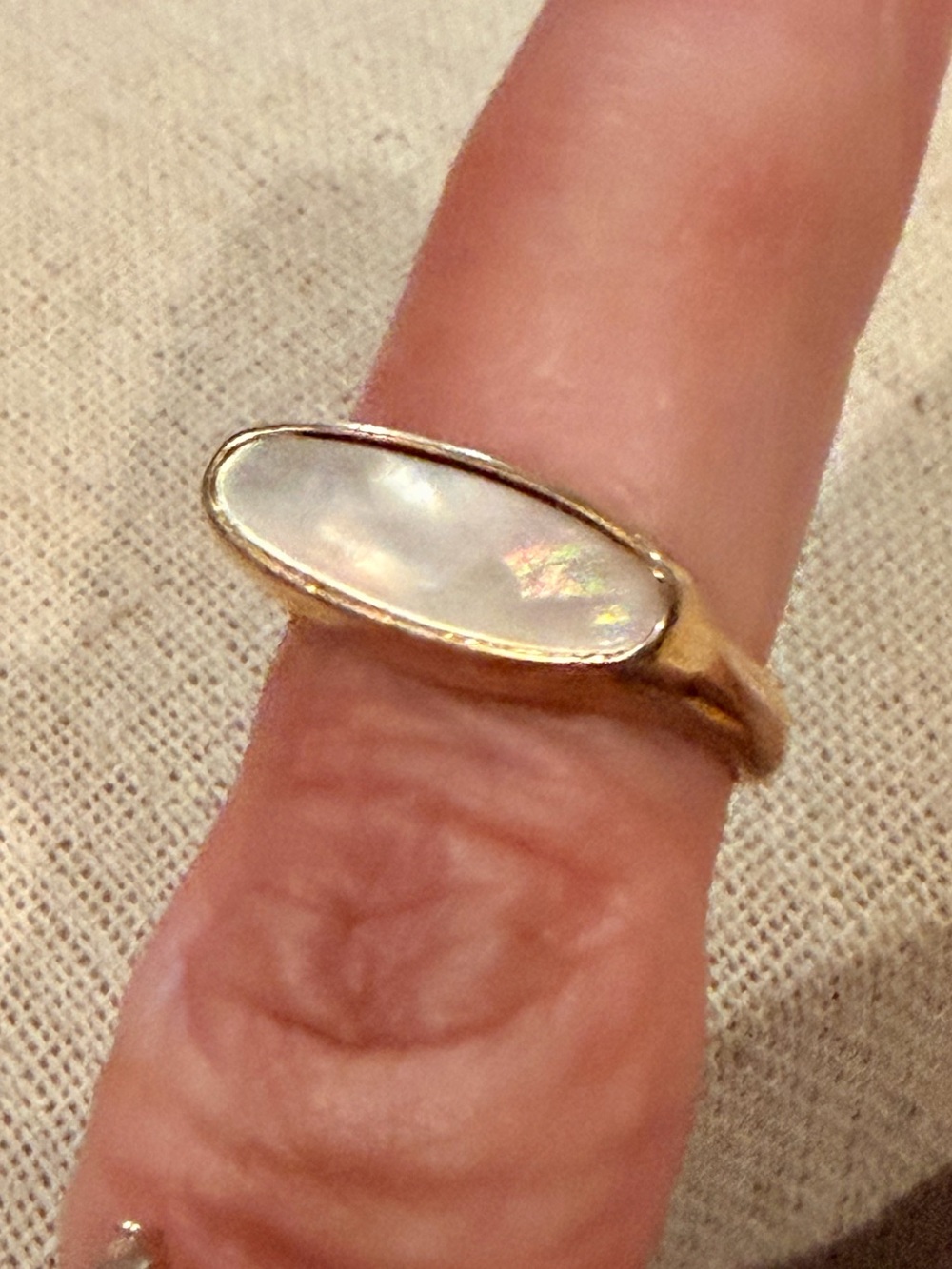 Vintage Avon 1978 gold tone mother of pearl  shell ring size 6 - Picture 5 of 6
